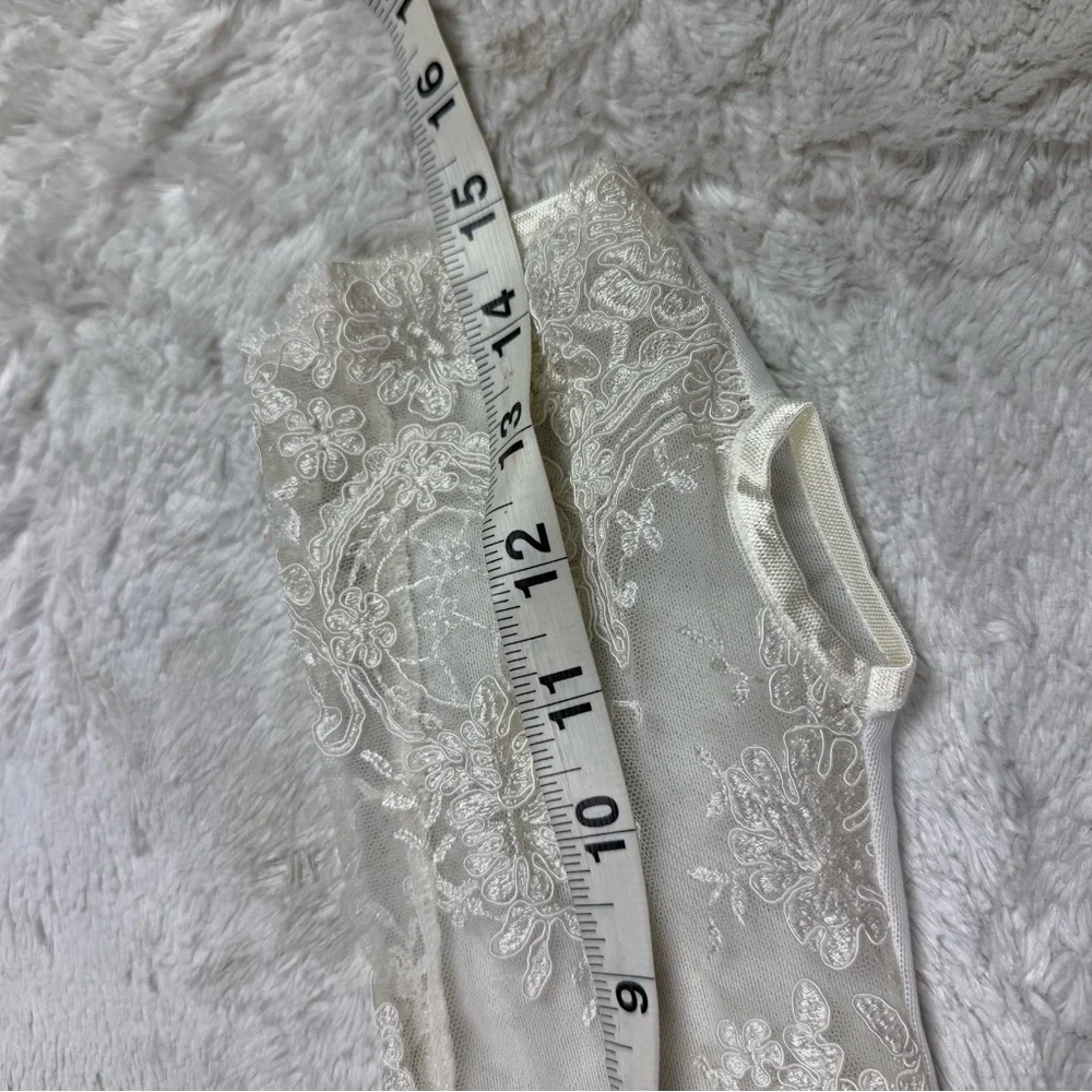 Plus size Ivory lace thumb glove